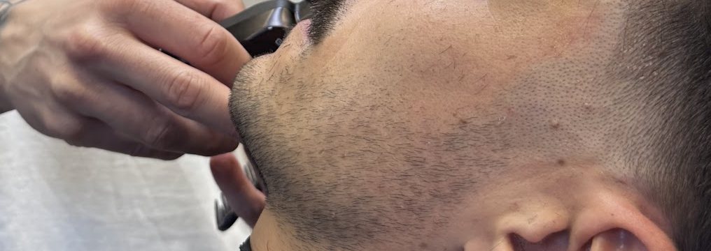 La barba rifinita con la macchinetta, da vicino