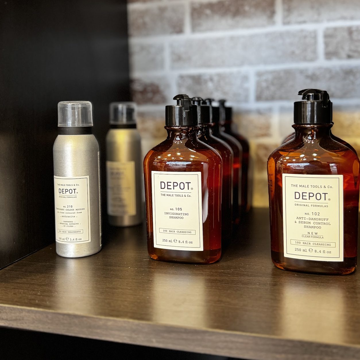 Gli shampoo Depot sulla mensola del negozio